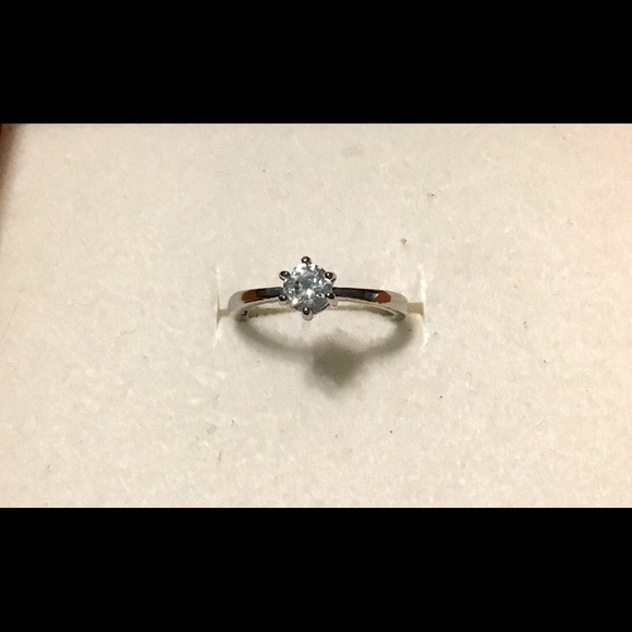 Jewelry - Size 7 solitaire
